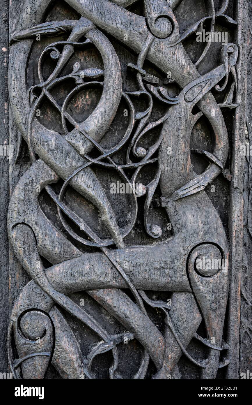 Kunstvoll geschnitzte Nordportal, keltische Kunst mit Traditionen der Wikinger, Urnes Stabkirche, romanische Kirche aus ca. 1130, Vestland, Norwegen Stockfoto