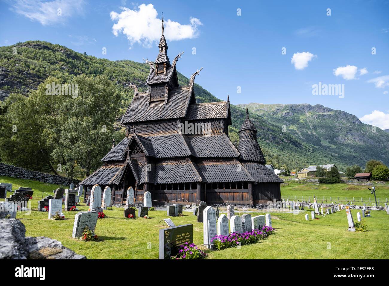 Stabkirche Borgund und Friedhof, romanische Kirche aus c. 1180, Vestland, Norwegen Stockfoto