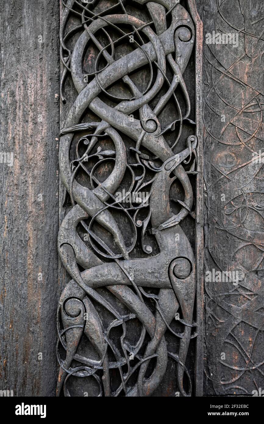 Kunstvoll geschnitzte Nordportal, keltische Kunst mit Traditionen der Wikinger, Urnes Stabkirche, romanische Kirche aus ca. 1130, Vestland, Norwegen Stockfoto