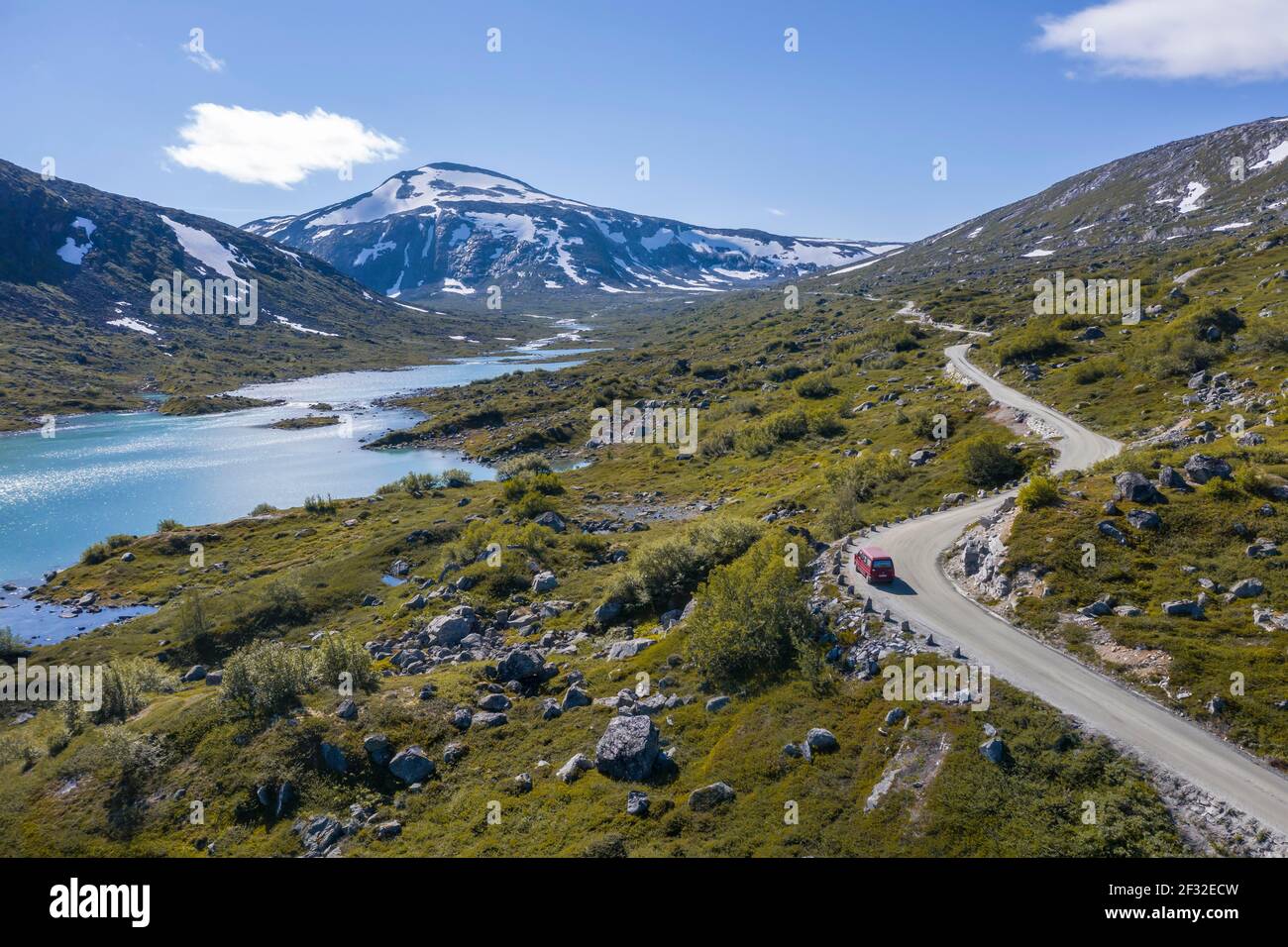 Luftbild, VW-Bus auf der Straße, türkisfarbener See und Berge, Norwegische Landschaftsroute, Gamle Strynefjellsvegen, zwischen Grotli und Videsaeter, Norwegen Stockfoto