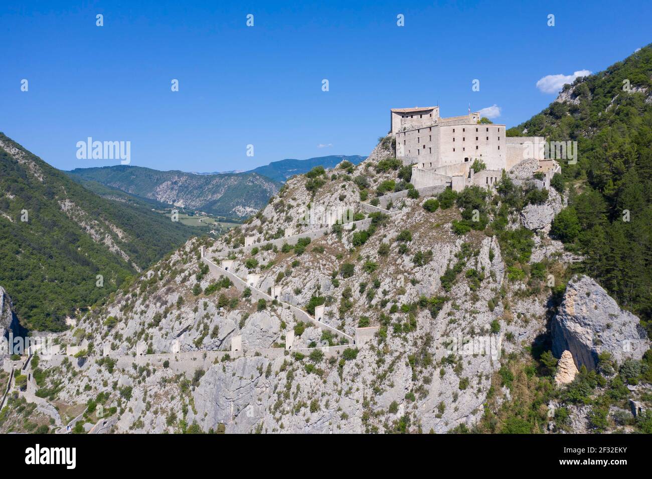 Luftaufnahme des Bergdorfes Entreveaux mit Zitadelle im Var-Tal, Departement Alpes-de-Haute-Provence, Region Provence-Alpes-Cote d'Azur Stockfoto