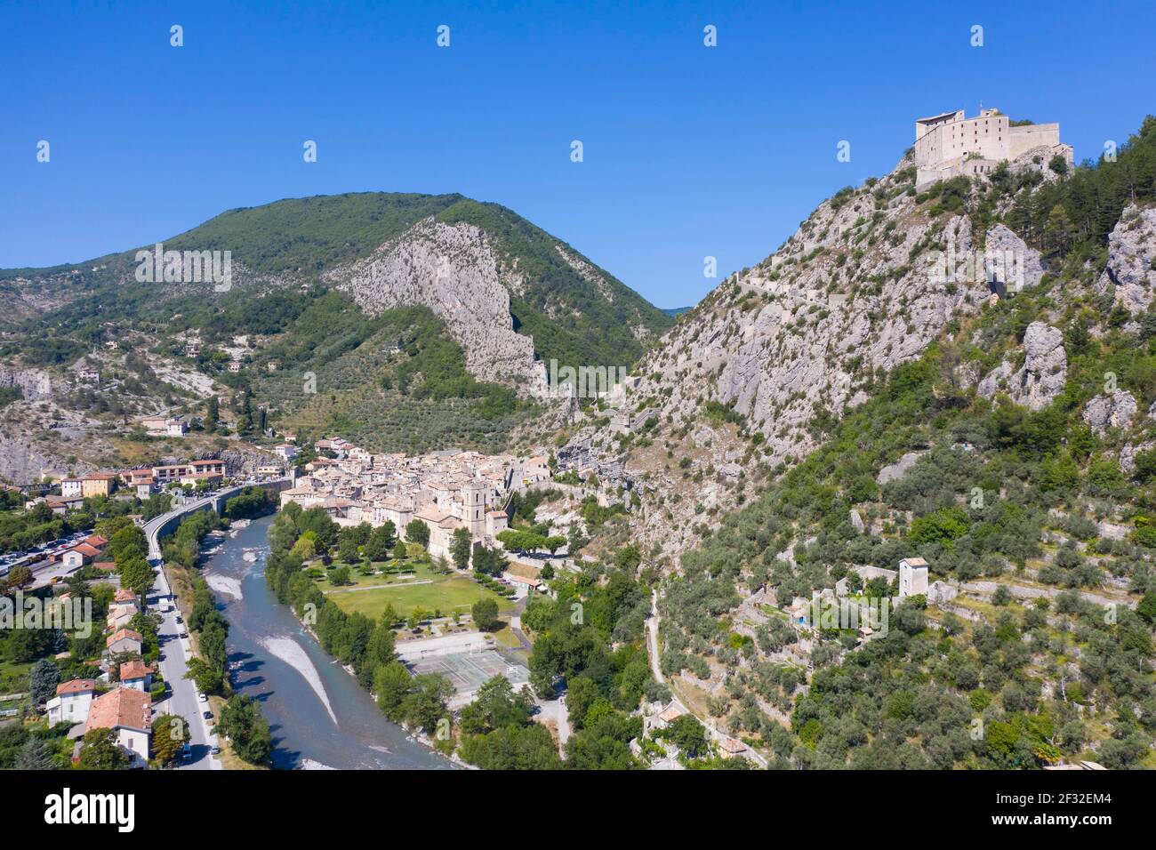 Luftaufnahme des Bergdorfes Entreveaux mit Zitadelle im Var-Tal, Departement Alpes-de-Haute-Provence, Region Provence-Alpes-Cote d'Azur Stockfoto