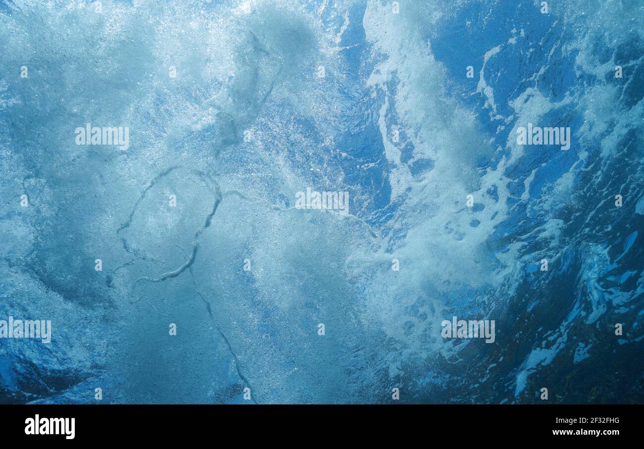 Unterwasserschaum von Wellen unter der Wasseroberfläche im Ozean, natürliche Szene, Atlantik Stockfoto