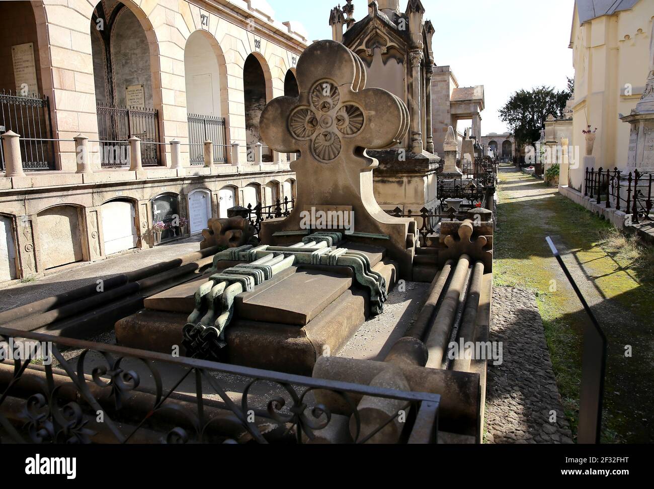 Modernistisches Pantheon (1897). Poble Nou Friedhof (East Cemetery). Individuelles Grab, Modernismus Stil. Barcelona, Katalonien. Spanien. Stockfoto