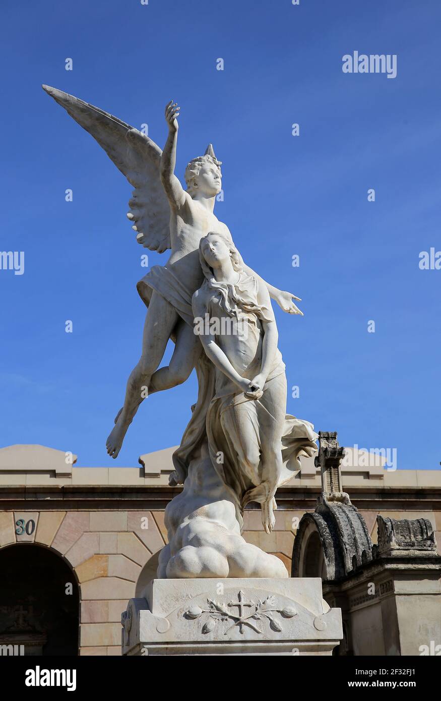 Skulptur im Pantheon (1880). Marmor, Federico Fabiani (1835-1914) Pantheon. Poblenou Friedhof, Barcelona, Katalonien, Spanien. Stockfoto