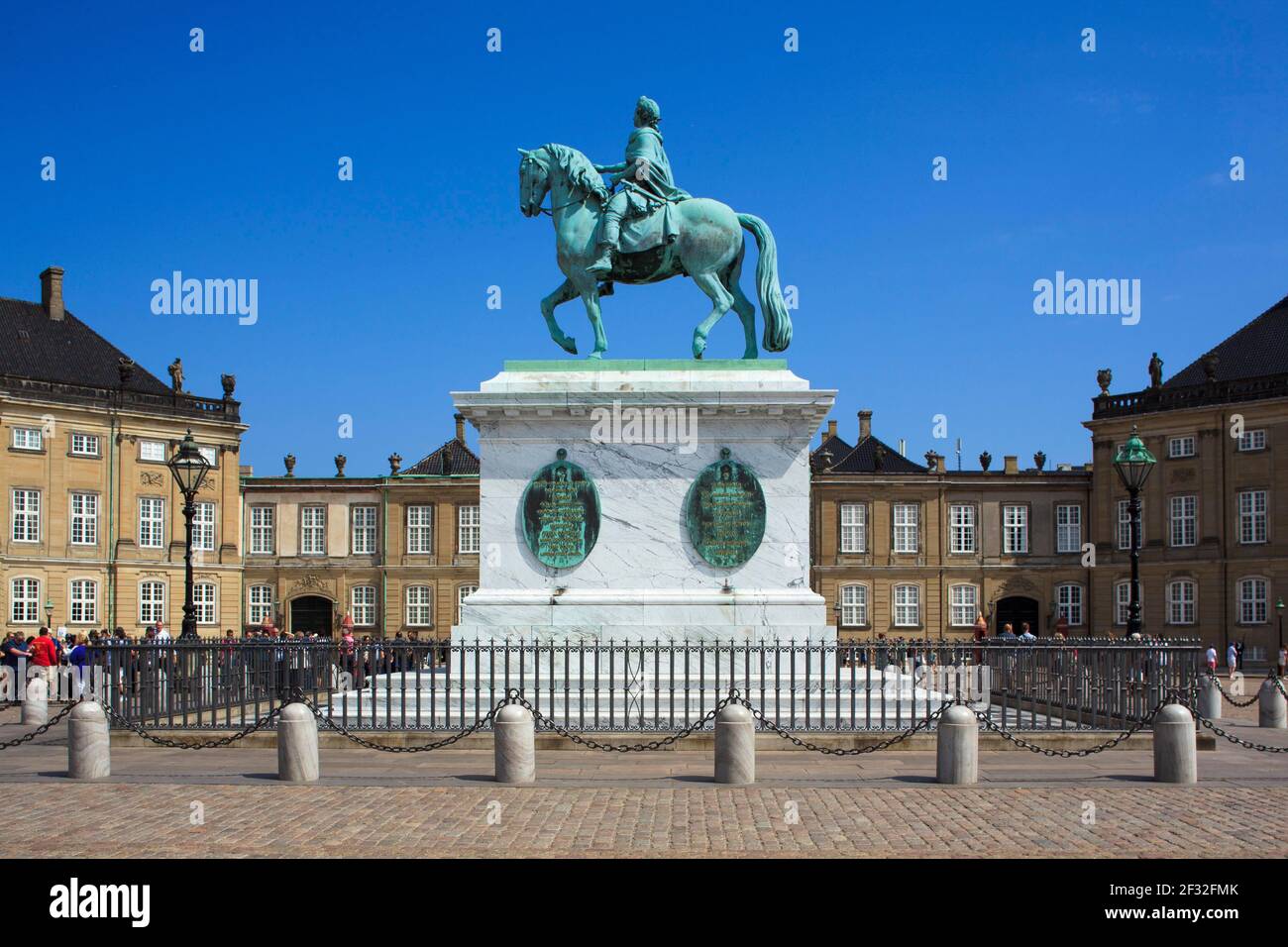 Reiterstatue von Frederik V., Skandinavien, Nordeuropa, vor Schloss Amalienborg, Kopenhagen, Dänemark Stockfoto