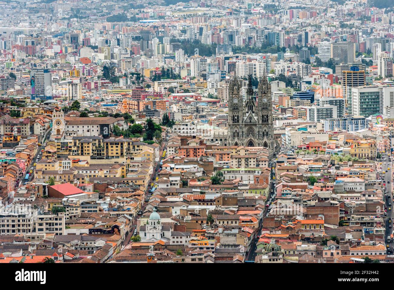 Blick auf das historische Zentrum von Quito voller alter Kirchen, Plätze und Museen, die zum UNESCO-Weltkulturerbe gehören Stockfoto