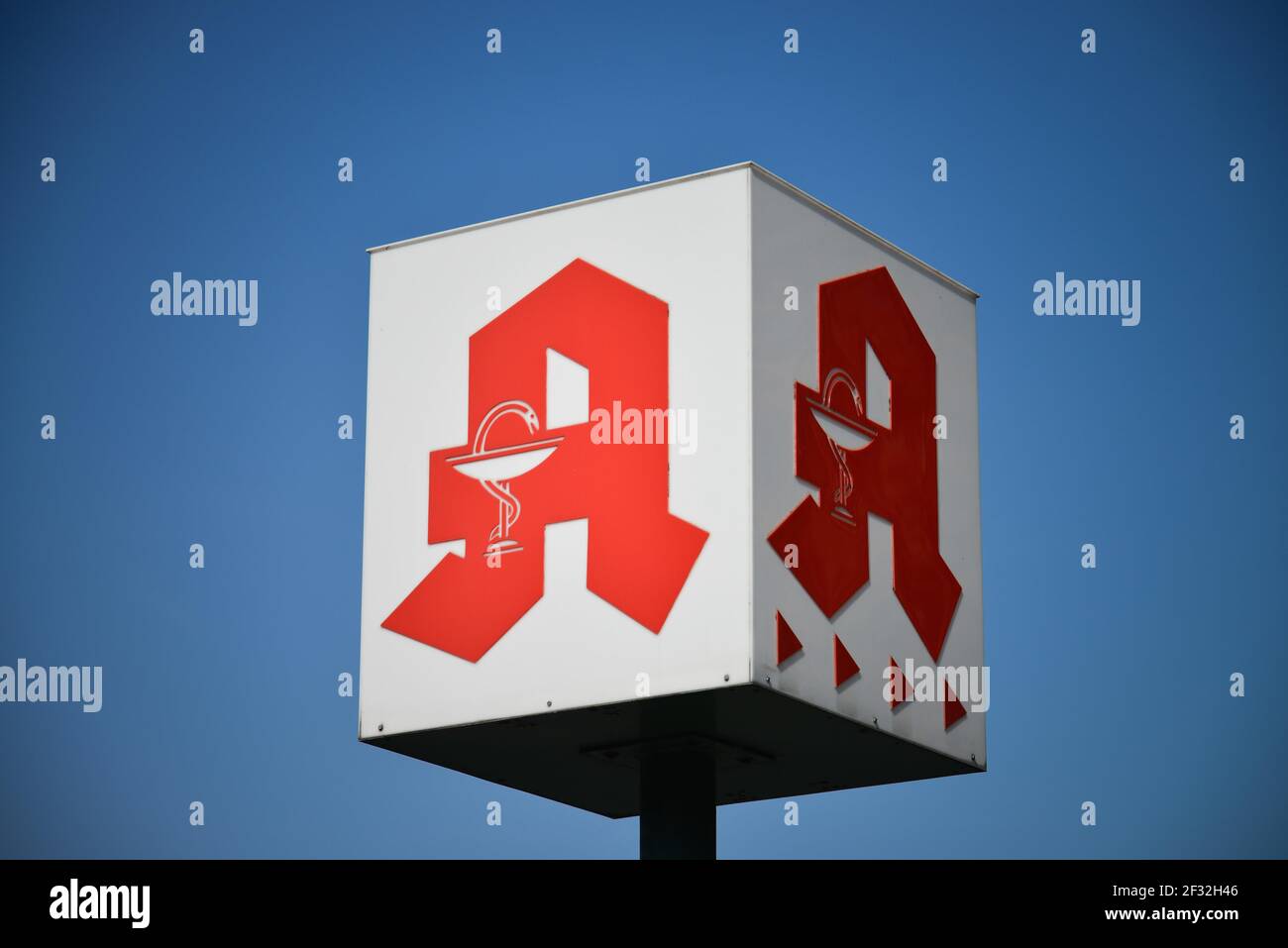 Apothekenlogo, Moabit, Mitte, Berlin, Deutschland Stockfoto