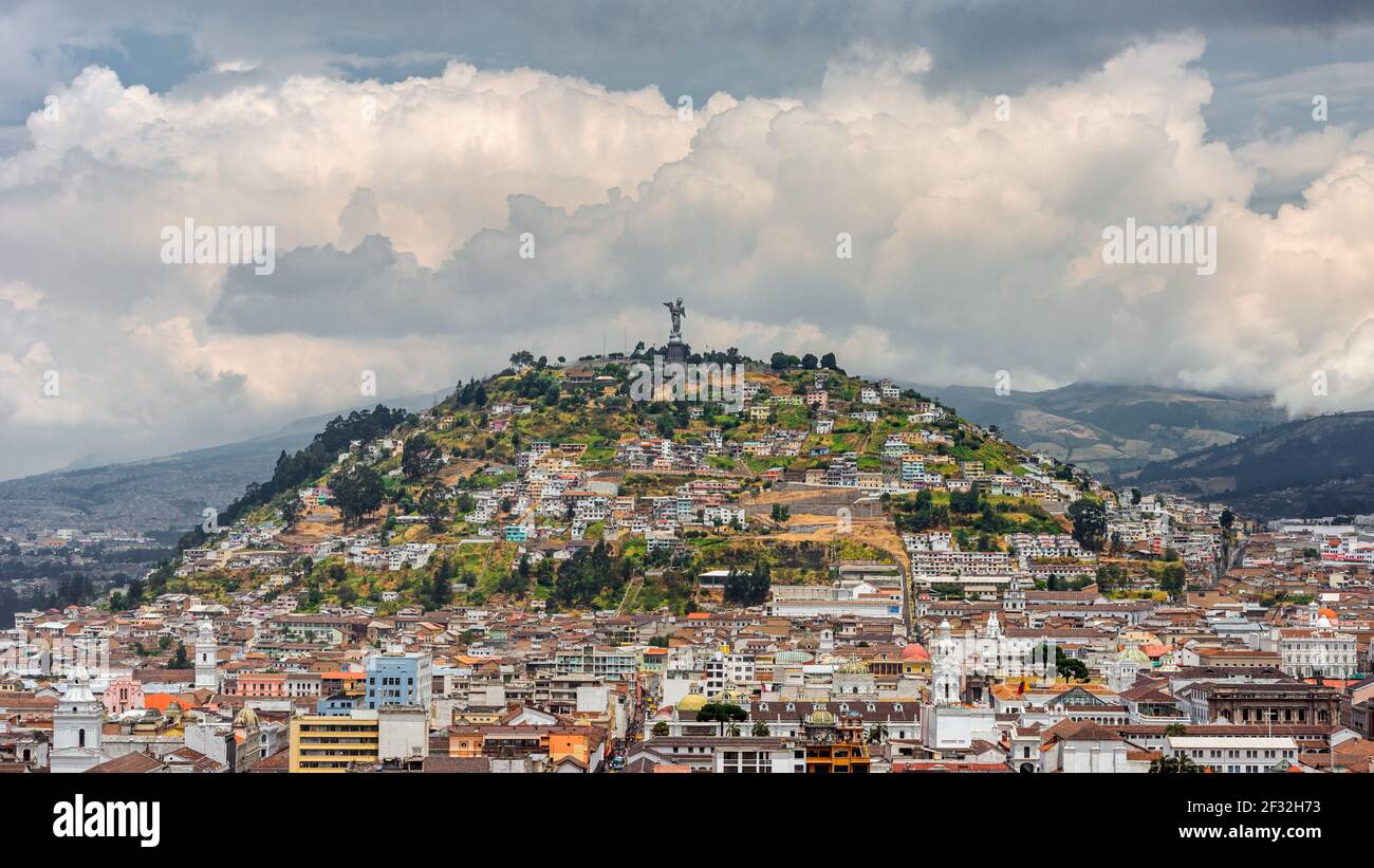 Statue der Jungfrau Maria von Quito in Quito, Provinz Pichincha, Ecuador, sichtbar von der Innenstadt Stockfoto