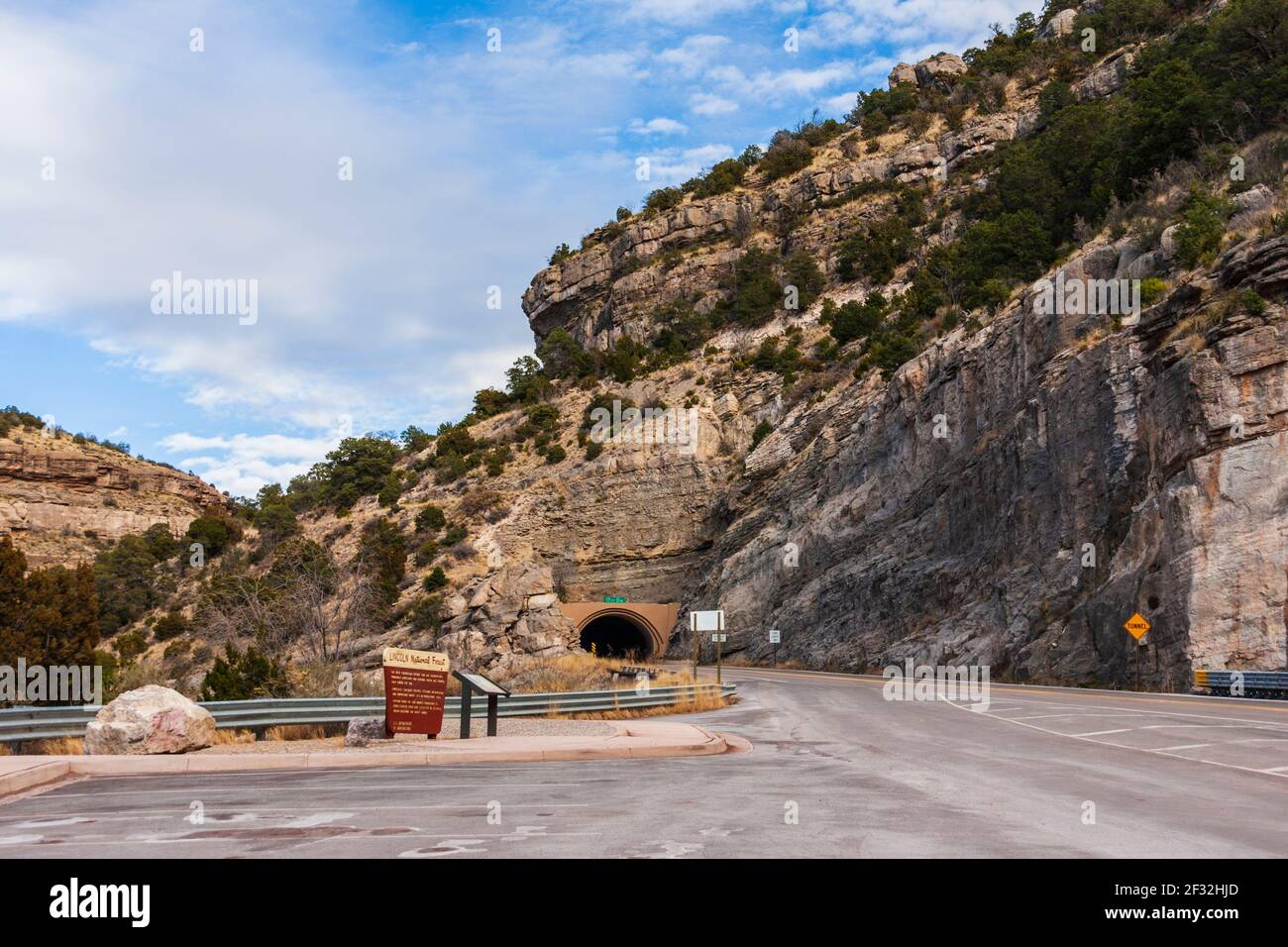 Blick auf das Tularosa Basin vom Blick durch den Tunnel auf dem Highway 82 zwischen Cloudcroft und Alamogorda, New Mexico, im Lincoln National Forest. Stockfoto