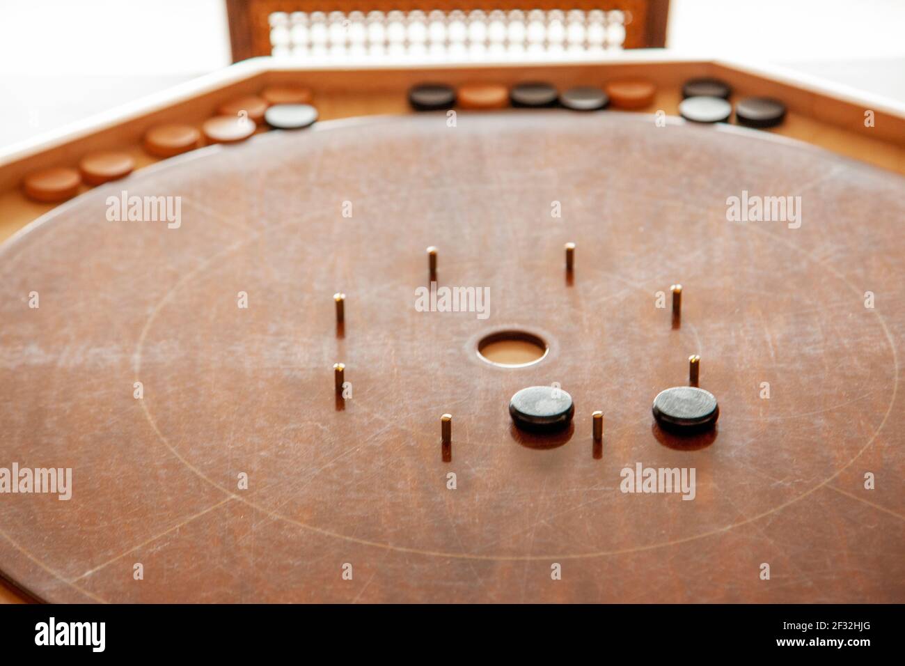 Ein leeres Zentrum, das auf eine schwarze oder braune crokinole wartet Stück, das während eines Spiels eingeflickt werden soll Stockfoto