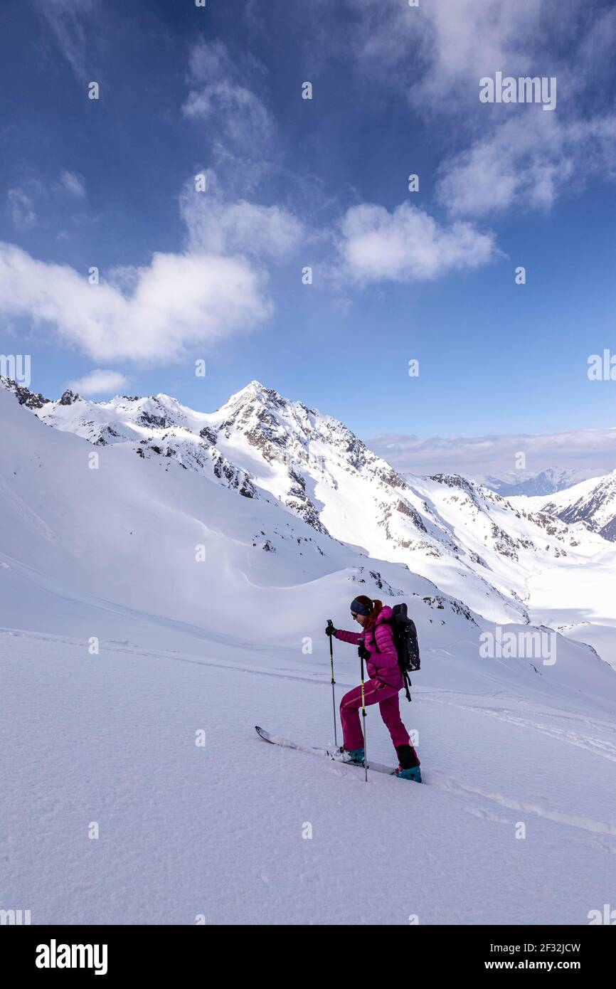Skitourengeher, Wintersportlerin, junge Frau, Kühtai, Tirol, Österreich Stockfoto