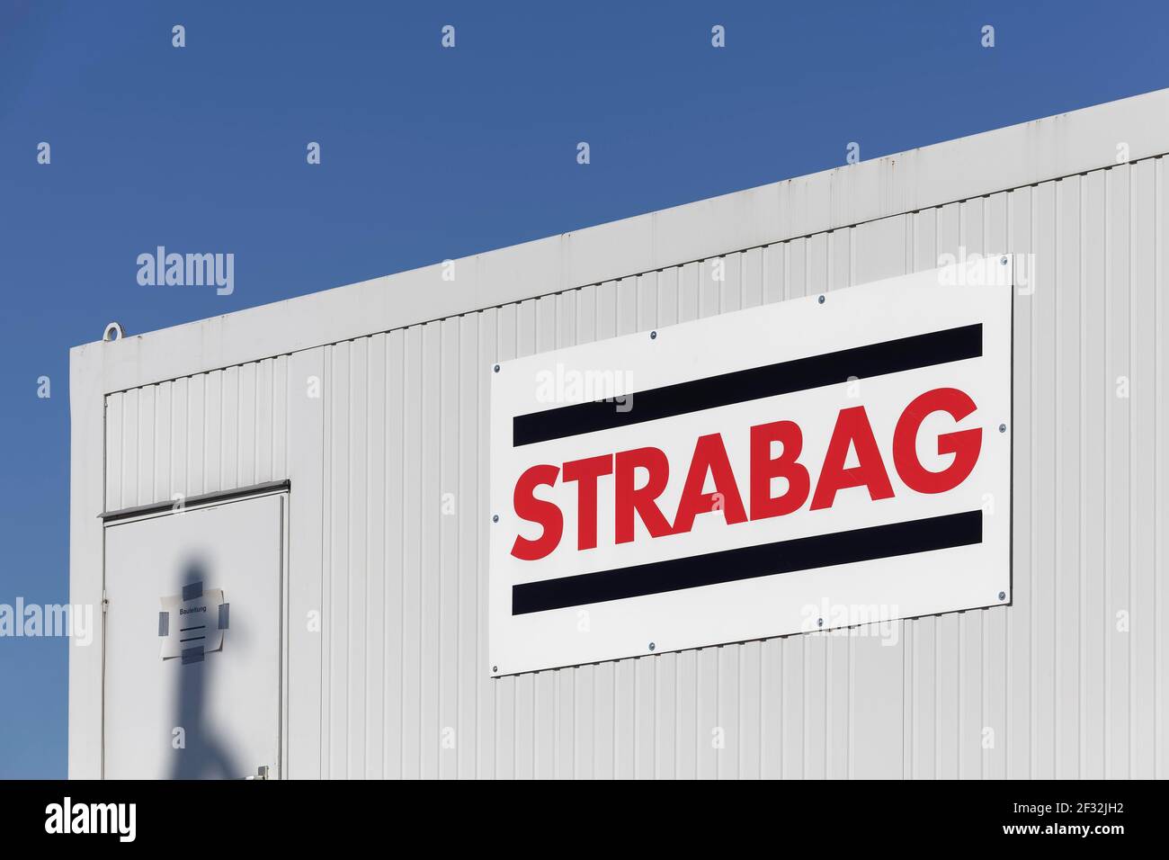 Logo der Strabag AG auf einem Baucontainer, Bauunternehmen für Straßenbau, Düsseldorf, Nordrhein-Westfalen, Deutschland Stockfoto