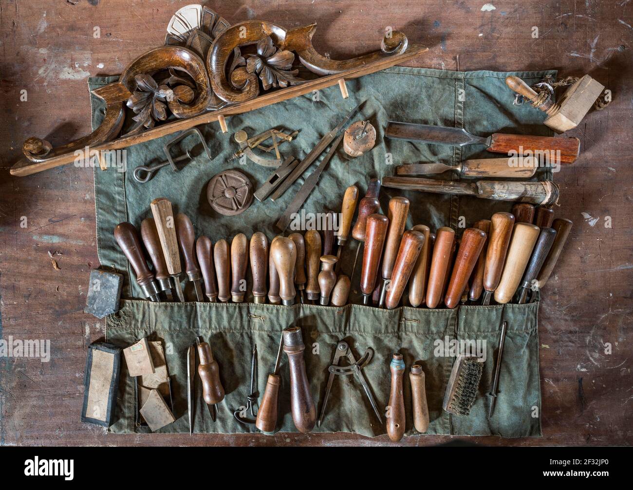 Werkzeugtasche mit Schnitzwerkzeug, Dechsel-Werkzeug und geschnitztem Zeitaufsatz, Handarbeit, Siegen, Nordrhein-Westfalen, Deutschland Stockfoto