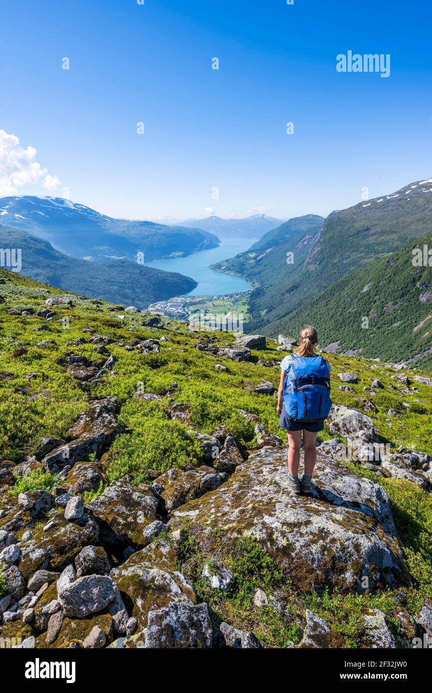 Wanderer auf dem Weg zum Berg Skala, Innvikfjord, Jostedalsbreen Nationalpark, Stryn, Vestland, Norwegen Stockfoto