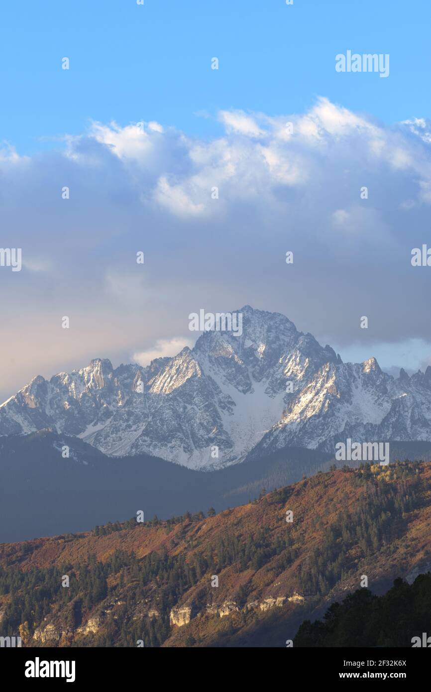 Vertikale Ansicht der Rocky Mountains mit Gipfeln und Himmel Von entlang Million Dollar Highway in Colorado im Oktober genommen Stockfoto