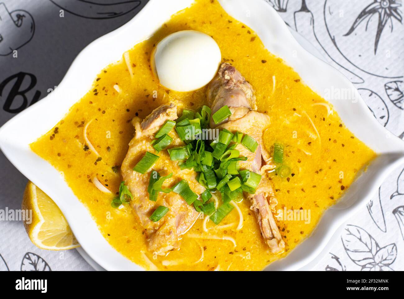 Hühnersuppe, peruanische traditionelle Küche Stockfoto
