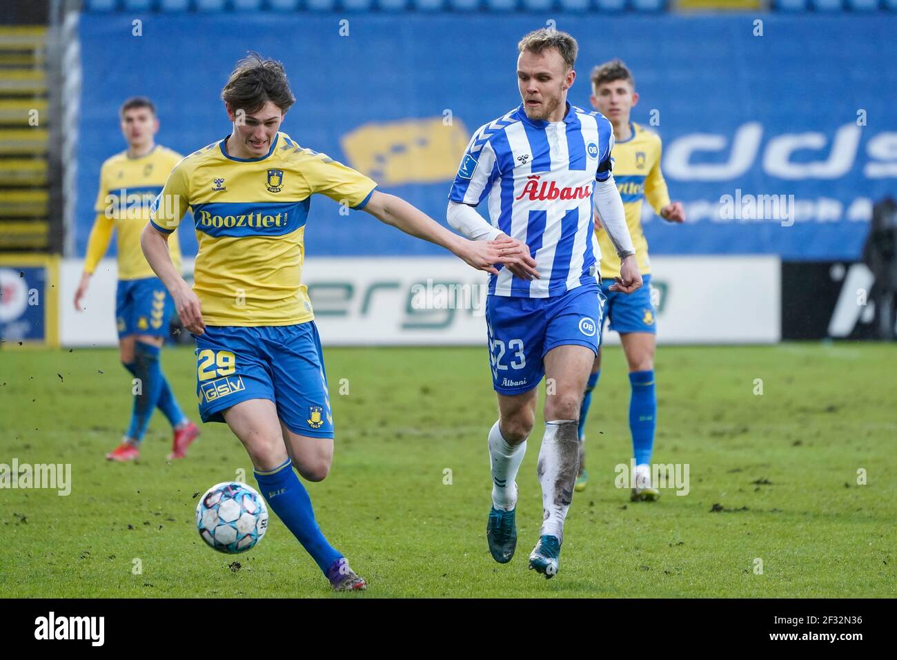 Odense, Dänemark. März 2021, 14th. Peter Bjur (29) von Broendby IF und Troels Klove (23) von ob beim Superliga-Spiel 3F zwischen Odense Boldklub und Broendby IF im Nature Energy Park in Odense. (Foto Kredit: Gonzales Foto/Alamy Live News Stockfoto