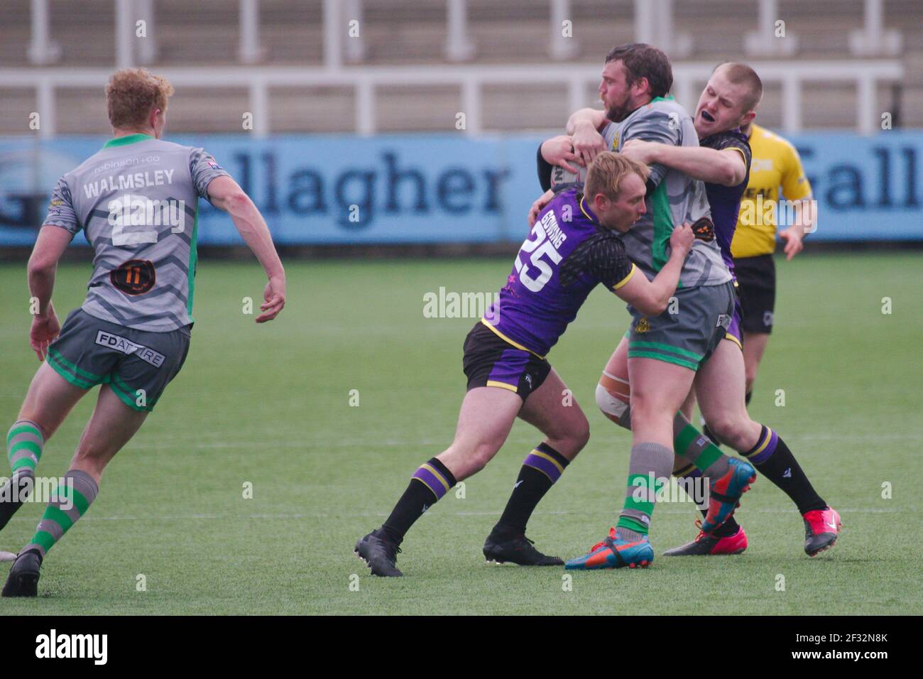 Newcastle upon Tyne, England, 14. März 2021. Ollie Gowing von Newcastle Thunder macht ein Tackle während einer Vorsaison Warm-up-Spiel gegen Whitehaven. Er erlitt eine schwere Verletzung in der Tackle, die das Spiel vorzeitig beendet werden verursacht. Quelle: Colin Edwards/Alamy Live News. Stockfoto