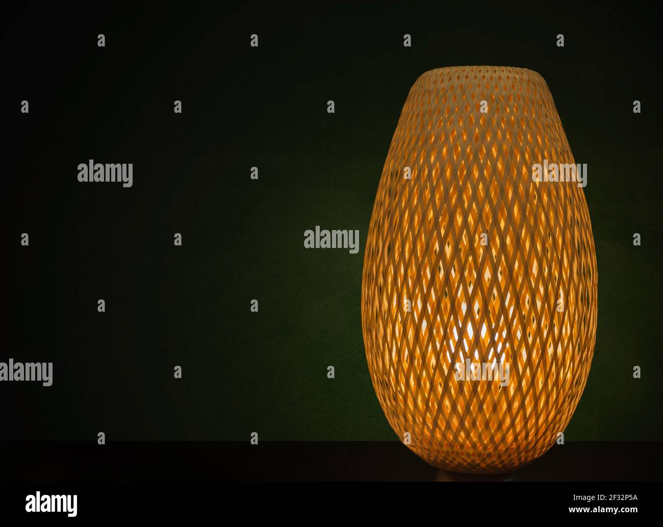 Korblampe aus Bambus leuchtet nachts, grne Wand Stockfotografie - Alamy