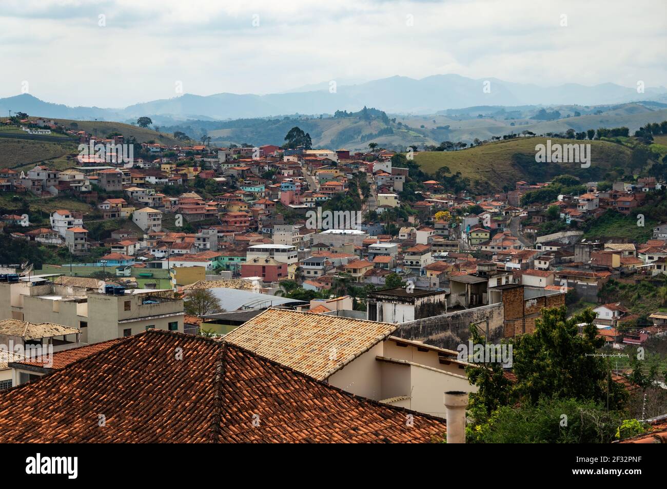 Nordost-Ansicht der bergigen Landschaft Region und Wohngebiet der Gemeinde Cunha in den Morgen als sah aus Atalho Guest House. Stockfoto