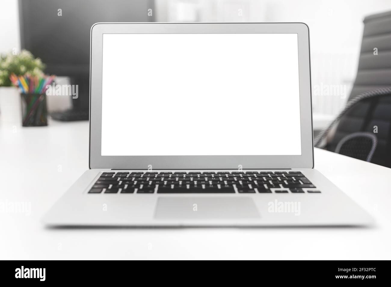Laptop mit leerem Bildschirm. Modernes Computermockup Stockfoto
