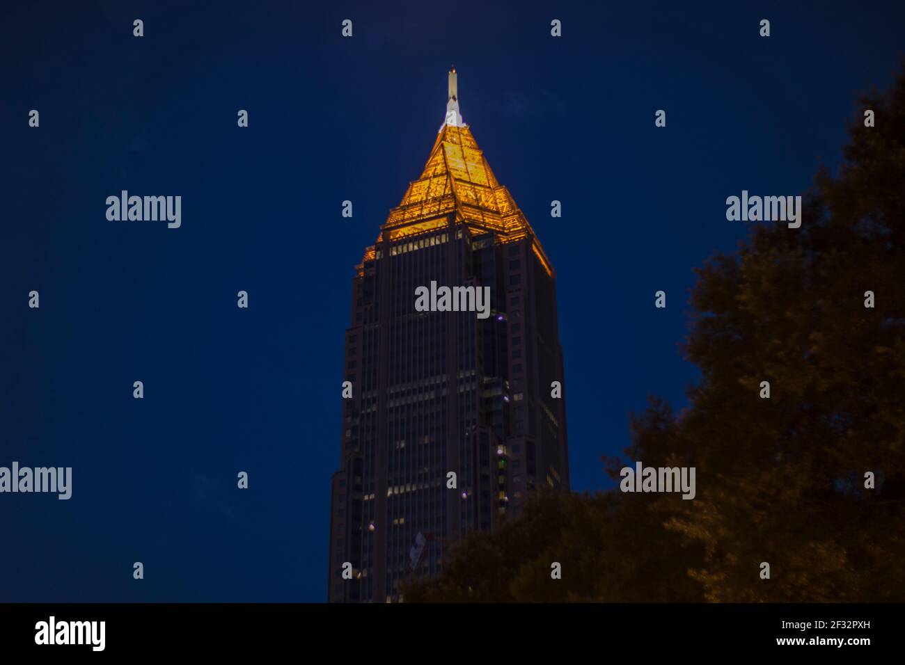 Atlanta, GA USA - 06 14 20: Downtown Atlanta Bank of America Plaza Wolkenkratzer bei Nacht Stockfoto