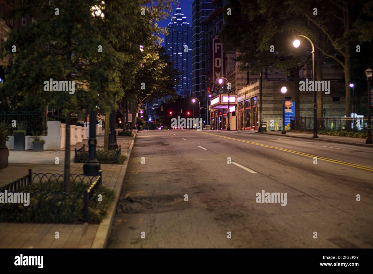 Atlanta, GA USA - 06 14 20: Downtown Atlanta Fox Theatre und leichter Verkehr bei Nacht Stockfoto