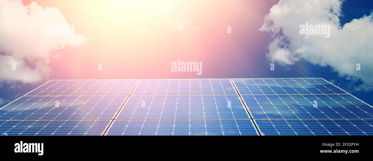 Solarpanel Illustration mit 3D Render und Himmel im Hintergrund. Photovoltaik, erneuerbare Energiequellen Konzept Stockfoto