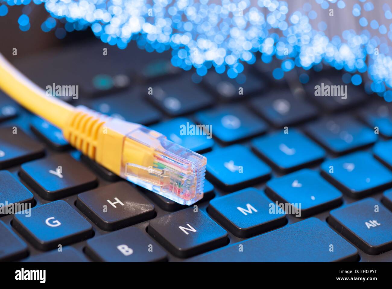 Internetkabel, RJ-45-Stecker auf Laptop-Tastatur. High-Speed-Glasfaser-Internet-Konzept Stockfoto