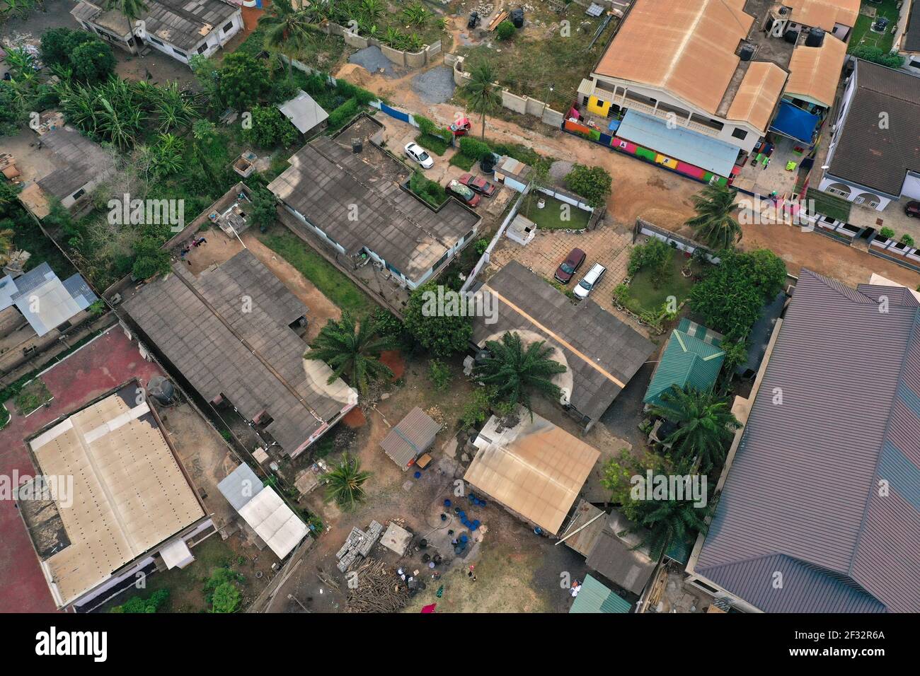 Luftaufnahmen Accra Ghana Wohnsitz und Geschäft Afrika. Wohngebiet mit schmutzigen Straßen, Häusern, Häusern, Wohnungen und Geschäften. Überfüllte Gegend. Stockfoto