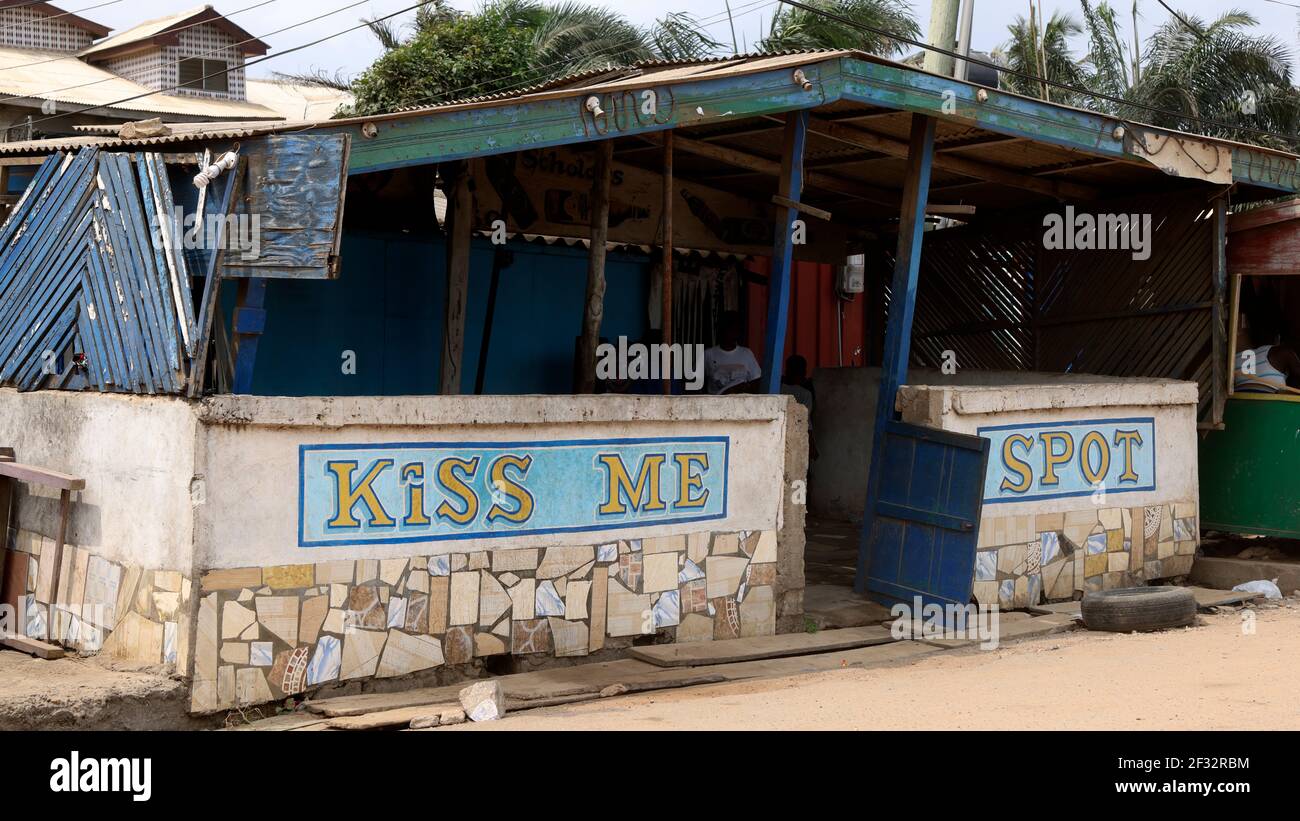 Straßenmarkt-Restaurant Accra Ghana im Freien. Historische geschäftige Marktgegend in der Innenstadt von Accra, Ghana. Armut mit niedrigem Einkommen in Afrika. Stockfoto