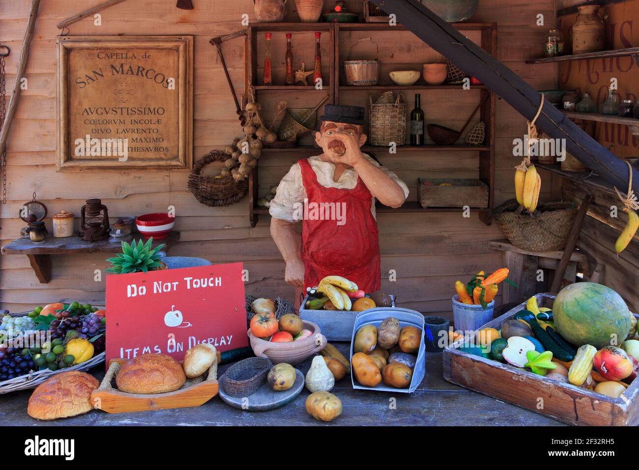 Verkaufsstand im Popeye Village aka Sweethaven Village in Mellieha, Malta Stockfoto