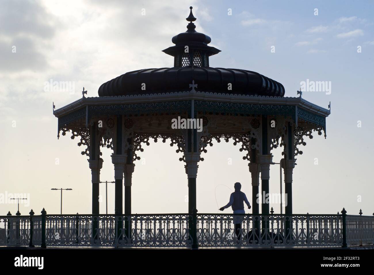 Brighton's Victorian Bandstand. Brighton & Hove, East Sussex, England. Mann springt. Morgenübungen. Stockfoto