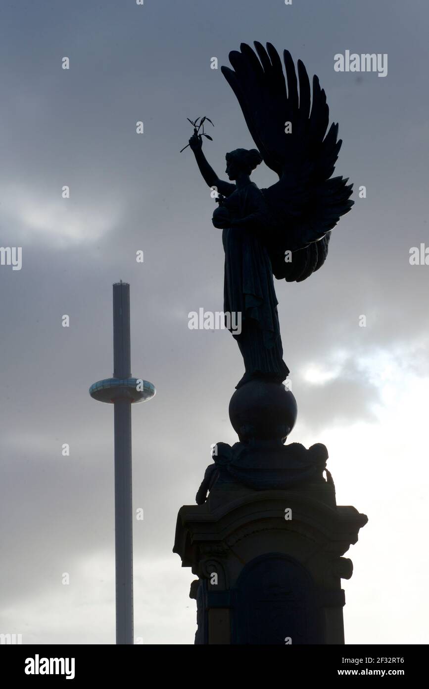 Die Friedensstatue von 1912 an der Grenze zu Brighton Hove. Brighton und Hove, England. Der Turm von i360 im Hintergrund. Stockfoto