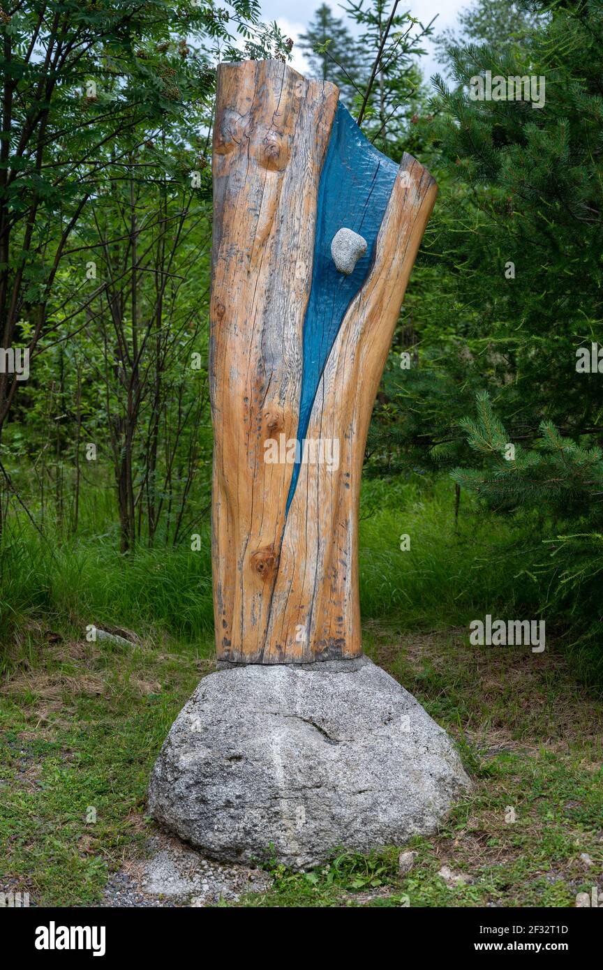 Station IV des Kreuzweges: Jesus begegnet seiner Mutter. Kalvária na Peknú vyhliadku in Starý Smokovec, Slowakei. 2020/07/27. Stockfoto