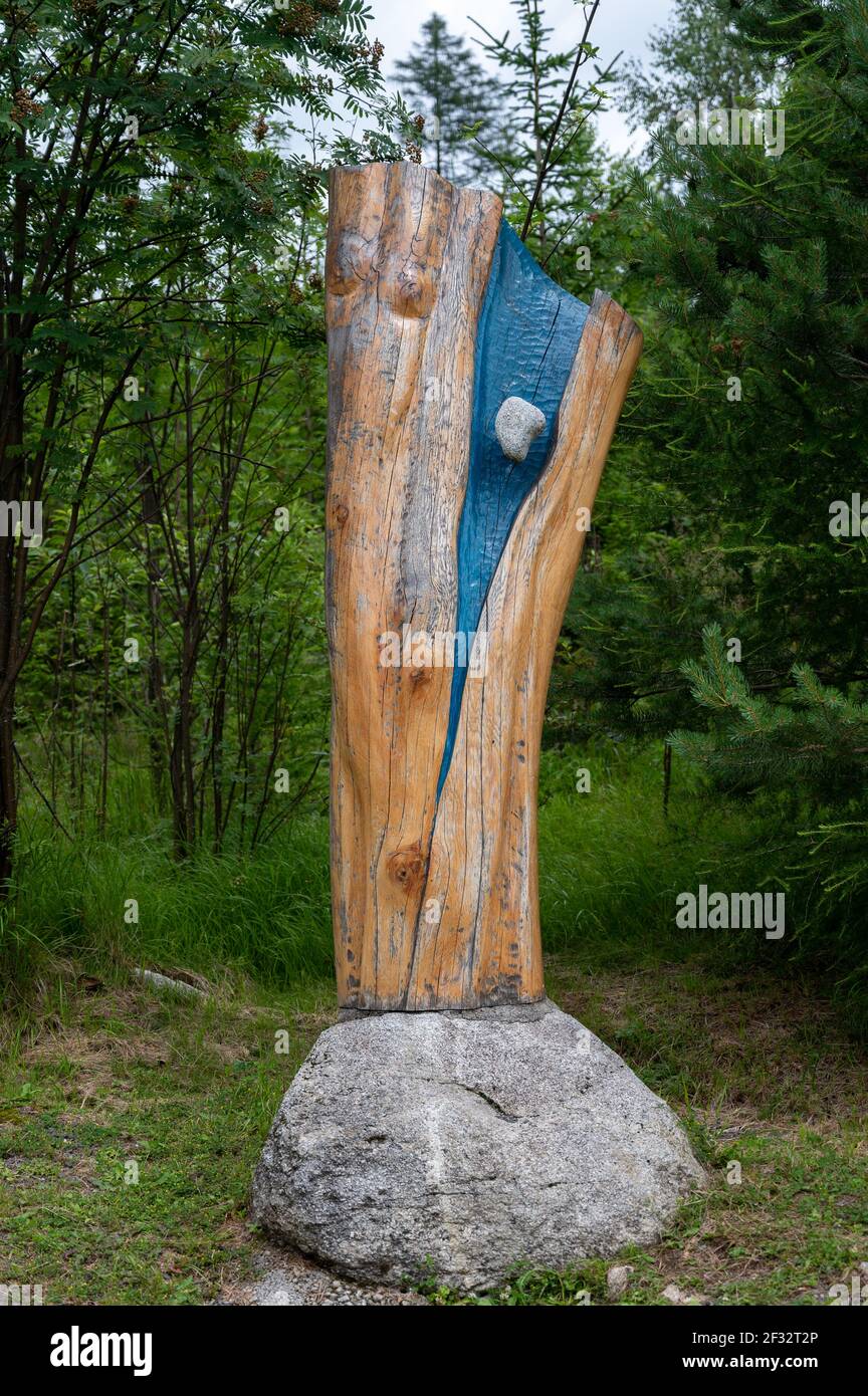 Station IV des Kreuzweges: Jesus begegnet seiner Mutter. Kalvária na Peknú vyhliadku in Starý Smokovec, Slowakei. 2020/07/27. Stockfoto