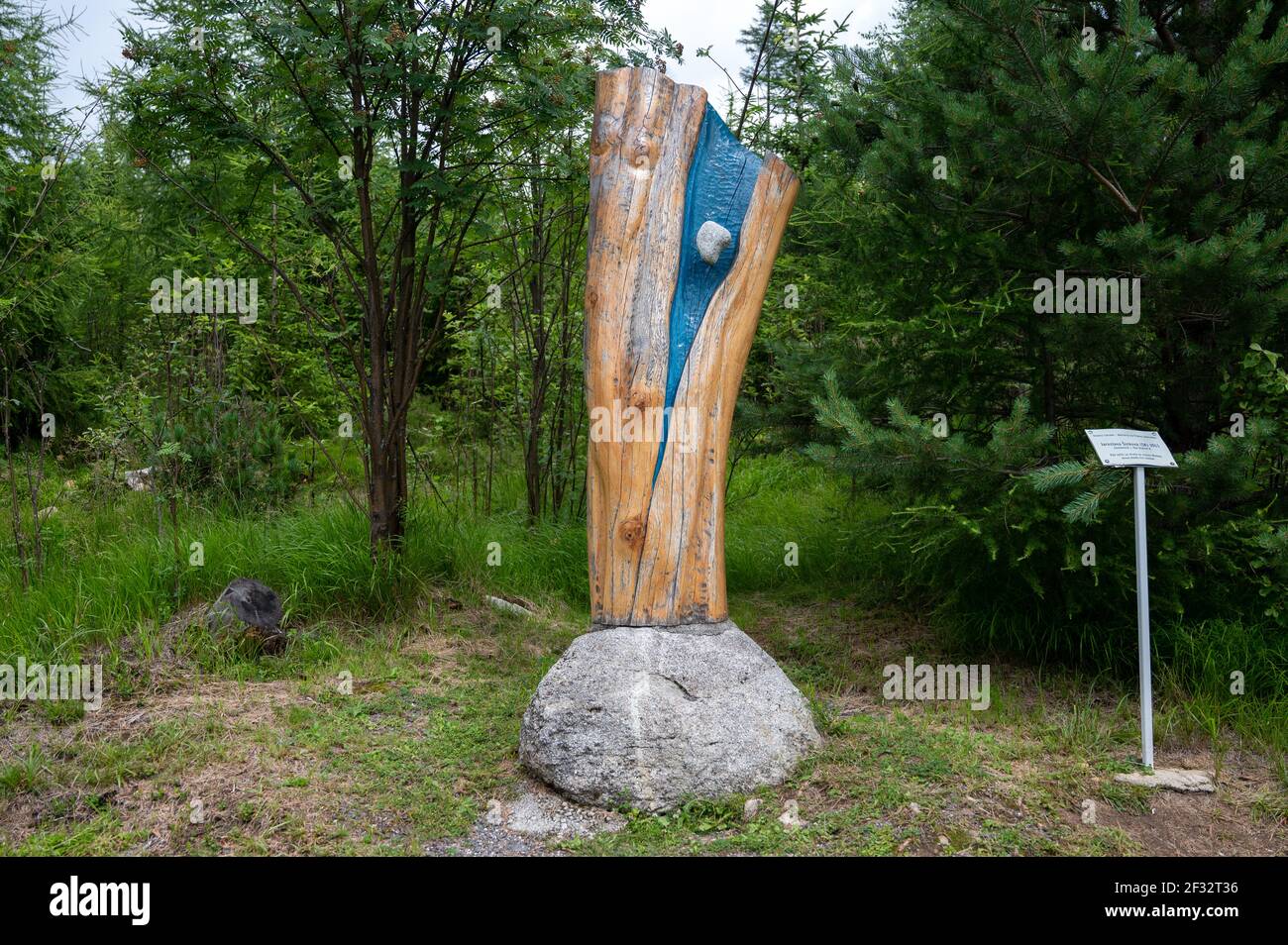 Station IV des Kreuzweges: Jesus begegnet seiner Mutter. Kalvária na Peknú vyhliadku in Starý Smokovec, Slowakei. 2020/07/27. Stockfoto