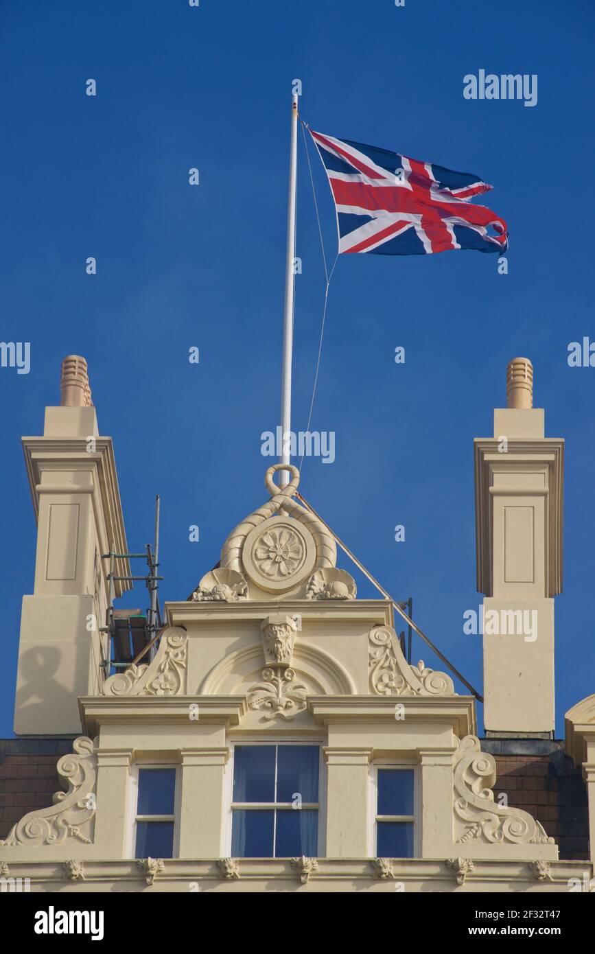 Architektonisches Detail des Grand Hotels mit Fahnenmast vor blauem Himmel. Brighton, East Sussex, England, Großbritannien. Stockfoto