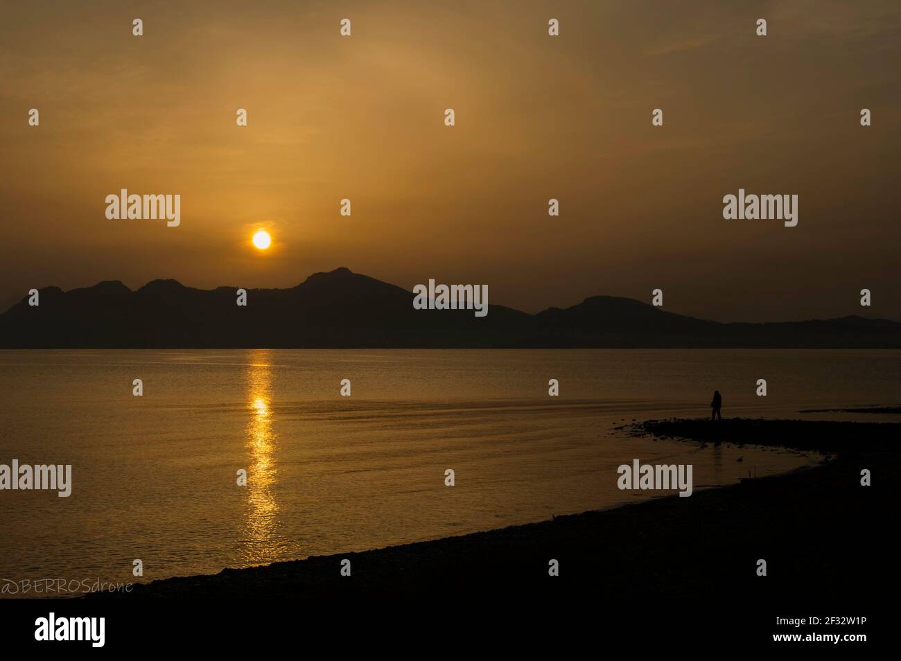 Sonnenaufgang mit Mann Angeln - Salida del sol con sr Pescando Stockfoto