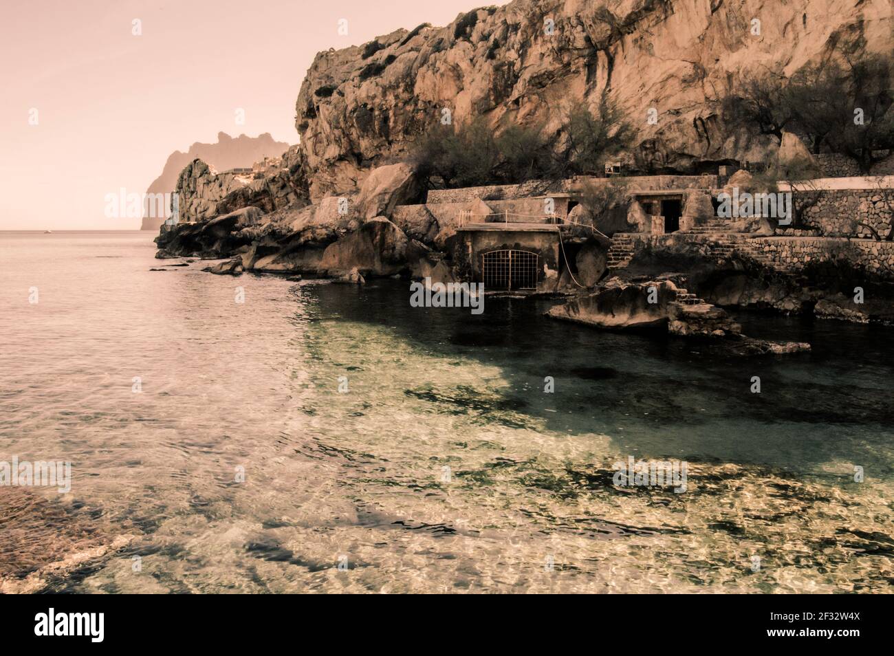 Mittelmeer -Tramuntana - Traspelent Wasser- Turquoise- Cala Sant Vicenç  Pollença- Spanien Stockfoto