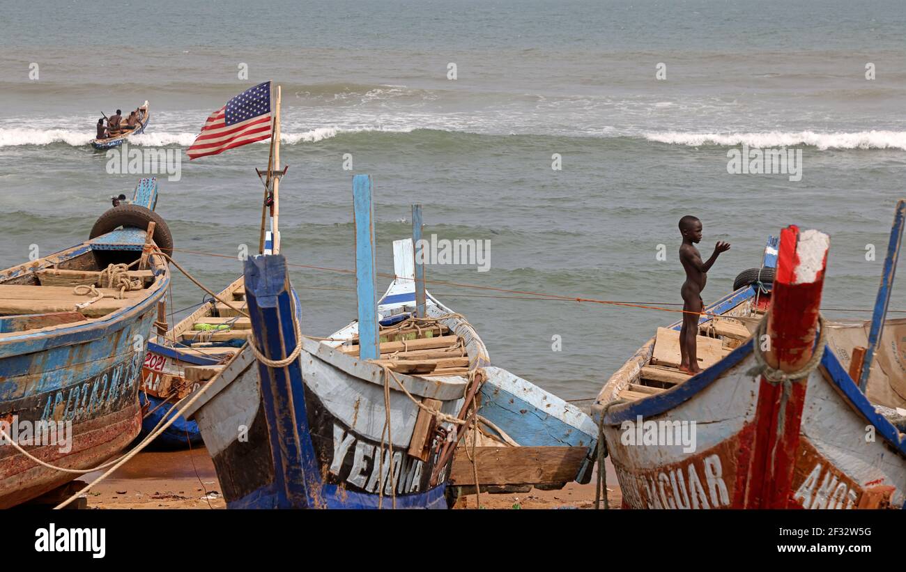 Fischerdorf Strand Küste in der Nähe von Accra Ghana. Alte handgemachte Fischerboote. Boote von Hand bauen. Schlechte sanitäre Einrichtungen, schlechte Nachbarschaften. Stockfoto