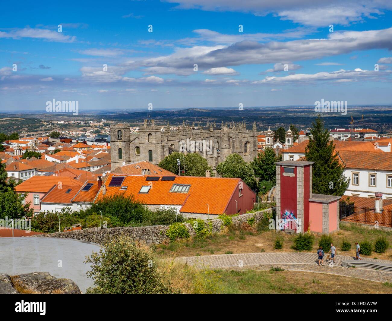 Guarda, Portugal; August 2020: Blick auf die Kathedrale und einen Teil der mittelalterlichen Stadt Guarda vom Aussichtspunkt des Schlosses Stockfoto