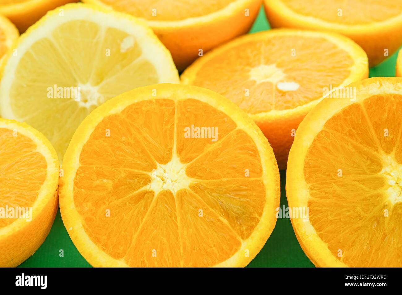 Saftige geschnittene Orangen und Zitronen Obst Hintergrund, saisonale Zitrusfrüchte, gesunde Ernährung Stockfoto