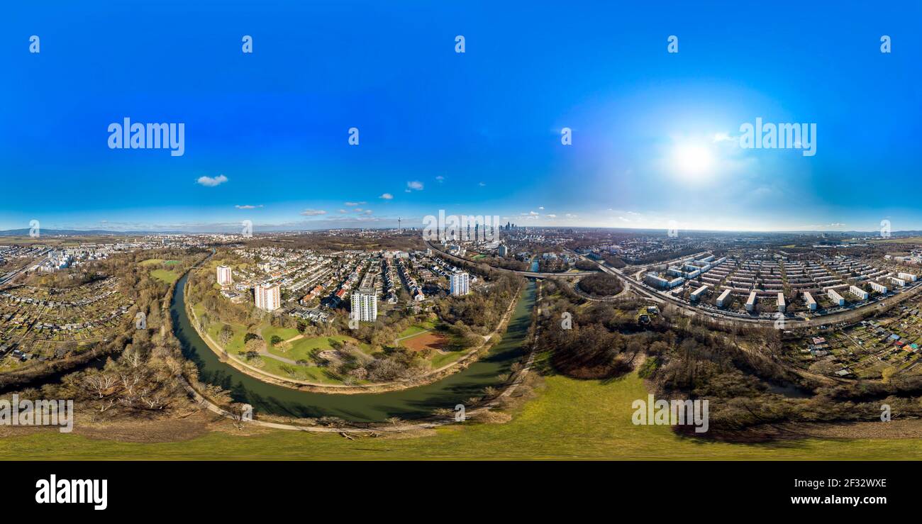 Schöne Luftaufnahme 360view auf der europäischen Finanzzentrum-Stadt Frankfurt am Main Downtown Skyline im Frühjahr. Blauer Himmel, Wolken, grüne Bäume. Hessen, Deutschland. Stockfoto