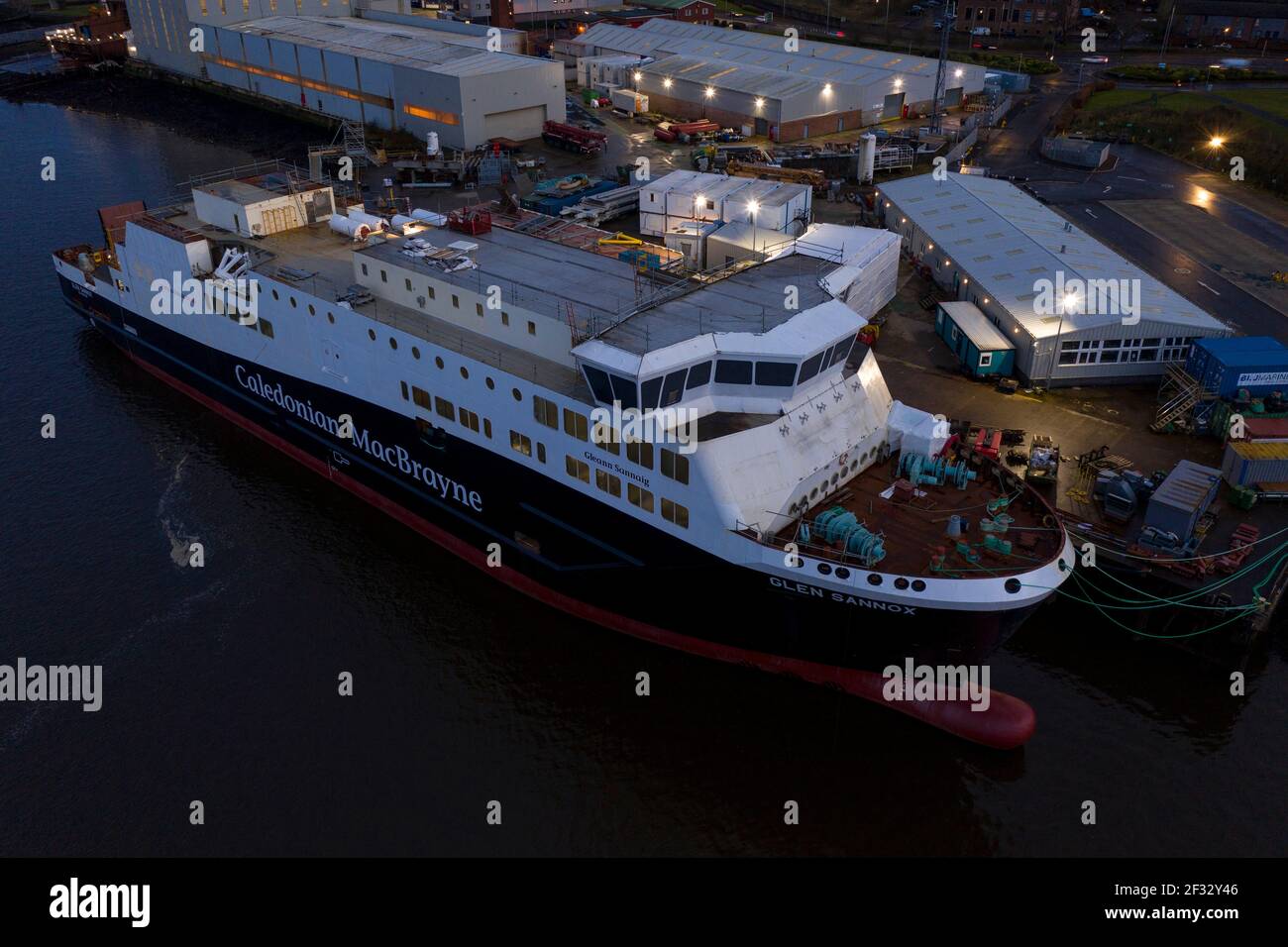 Port Glasgow, Schottland, Großbritannien. März 2021, 14th. Im Bild: Drohnenfotografie Luftaufnahme der Caledonian MacBrayne (CalMac) Fähre namens Glen Sannox, schwimmt im Firth of Clyde noch in der Herstellung. Das jetzt im Besitz der schottischen Regierung befindliche Projekt ist überfällig, wird aber voraussichtlich im kommenden Jahr an Caledonian MacBrayne geliefert werden. COVID19 Abschaltungen haben den bereits überbudgetlichen Fährkosten zusätzliche Kosten von £4,3m hinzugefügt. Quelle: Colin Fisher/Alamy Live News Stockfoto