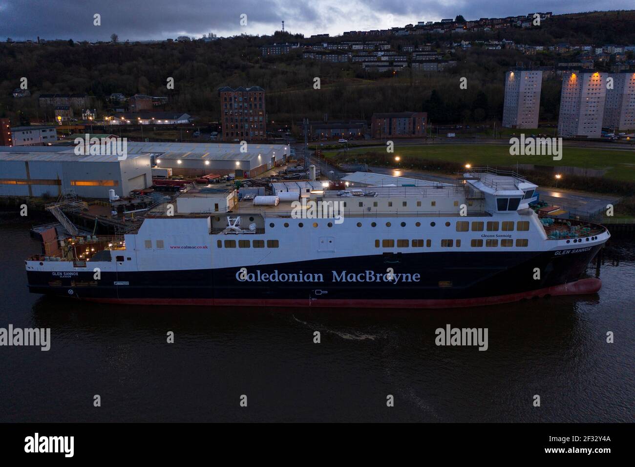 Port Glasgow, Schottland, Großbritannien. März 2021, 14th. Im Bild: Drohnenfotografie Luftaufnahme der Caledonian MacBrayne (CalMac) Fähre namens Glen Sannox, schwimmt im Firth of Clyde noch in der Herstellung. Das jetzt im Besitz der schottischen Regierung befindliche Projekt ist überfällig, wird aber voraussichtlich im kommenden Jahr an Caledonian MacBrayne geliefert werden. COVID19 Abschaltungen haben den bereits überbudgetlichen Fährkosten zusätzliche Kosten von £4,3m hinzugefügt. Quelle: Colin Fisher/Alamy Live News Stockfoto