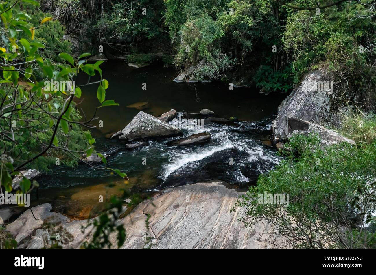 Der Pimenta Wasserfall bildet einen natürlichen Pool in der Mitte des Sea Ridge (Serra do Mar) Wald, Cunha Landschaft. Stockfoto