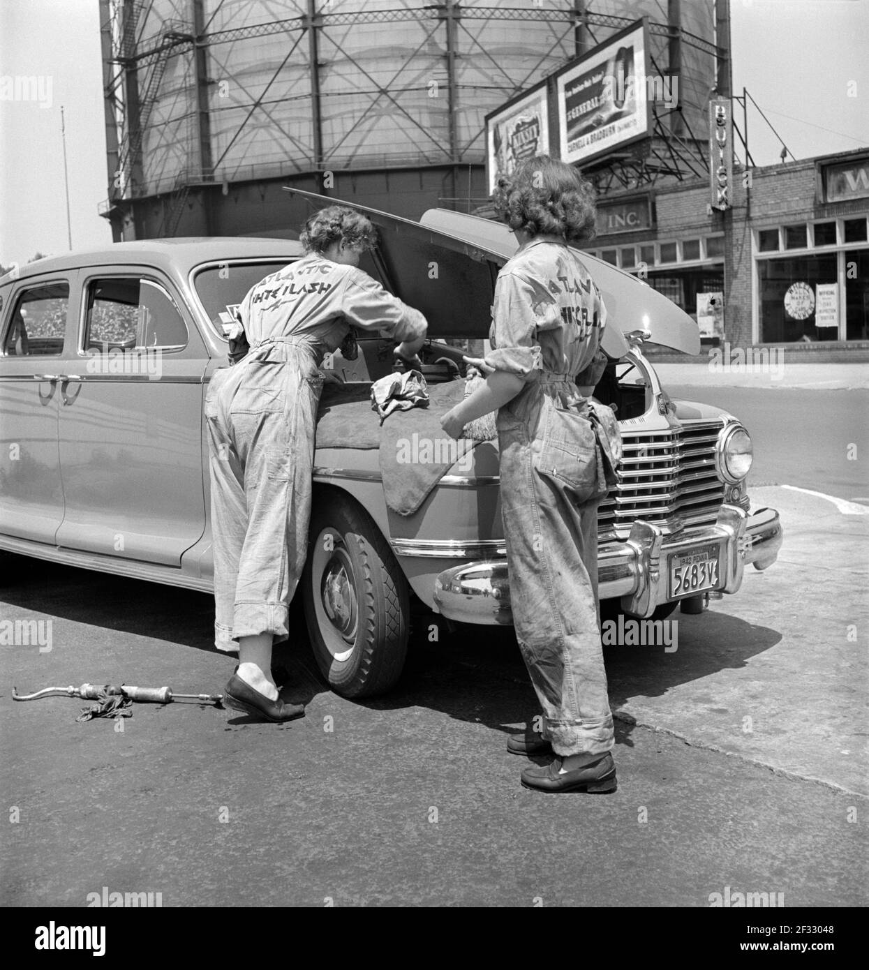 Women Garage Attendants at Atlantic Refining Company Garagen, Philadelphia, Pennsylvania, USA, Jack Delano for Office of war Information, Juni 1943 Stockfoto