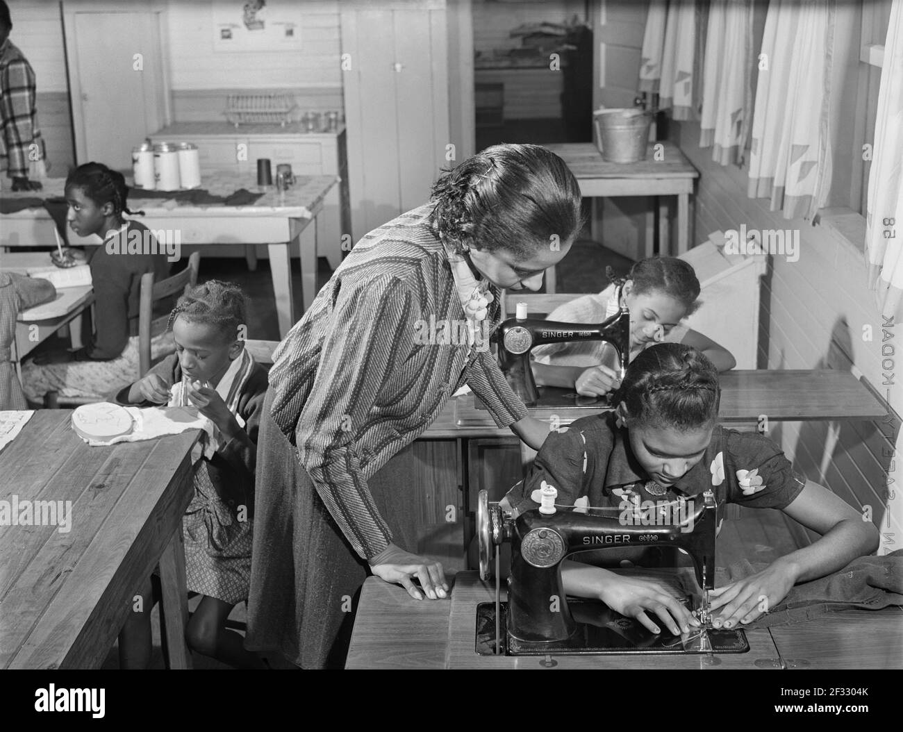 Studenten lernen, an Nähmaschinen zu nähen, Alexander Community School, Greene County, Georgia, USA, Jack Delano, U.S. Farm Security Administration, November 1941 Stockfoto